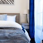 E10-1 Designer East Village Townhouse 1Br