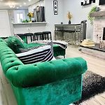 3 Bedroom 4 Bed Duplex Large Backyard