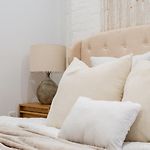 1288-4R Newly Furnished Prime Ues 2Br