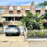 Lga Airport 3 Mins, Vacation 3 Bedroom Duplex House, Parking And Private Backyard, 9Mins Subway!