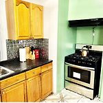 3 Bedrooms 1 Bath Apt, 10 Min To Manhattan!