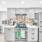 3 Bedroom 4 Bed Duplex Large Backyard
