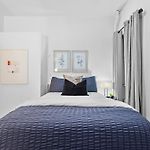 2Br Apt Walk To Restaurants & Time Square
