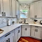 Modern Apartment - 3 Bedrooms, 2 Bathrooms