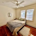 Modern Apartment - 3 Bedrooms, 2 Bathrooms