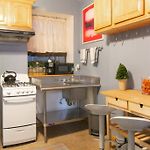 2 Bedroom Apt With 3 Beds - Friends & Family