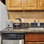 2 Bd Central Apt Next To Diamond District