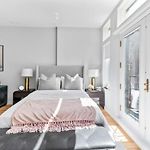 Luxe Studio W Juliet Balcony In Upper East