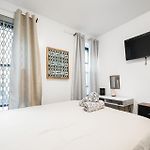 Spacious Modern Chinatown 3 Bedrooms