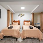 Upper East Side Luxury 3Br 2B 1700 Square Feet