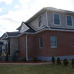 Beautifully Renovated 3-Bedroom Guest Stay
