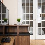 428-4R Prime Midtown Large 2 Bedroom Newly Furnished