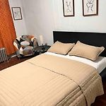 Large And Spacious Room Facing A Beautiful Park Minutes Away From Manhattan