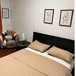 Large And Spacious Room Facing A Beautiful Park Minutes Away From Manhattan