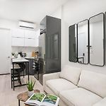 317-1B Modern 1Br Ues W D
