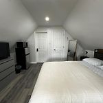 Modern & Cozy Room In Queens Near Train Station And Buses