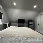 Modern & Cozy Room In Queens Near Train Station And Buses
