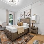 2Br And 2Ba In Historic Brownstone Near Subway