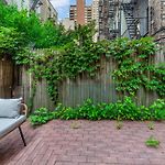 Inviting 2Bd Upper East Side Stay With Backyard