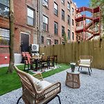 Brownstone 2 Bed With Private Backyard Near Subway