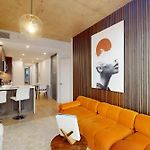 Sleek Two Bedroom In Manhattan