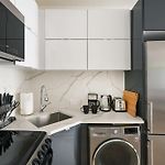 78-4B New Quality 1Br W&D In Unit Skylights