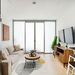 78-4B New Quality 1Br W&D In Unit Skylights