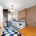 Charming 3-Bedroom Apartment In Midtown West