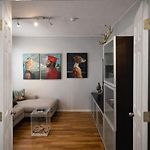 Next To Manhattan 2 Bedrooms Apartment - Subway 20 Steps, Manhattan 1 Stop