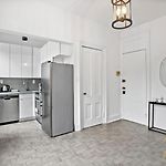Sun-Filled Brownstone Apt In Prime Chelsea