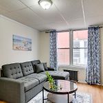 Easy Train Access! Quiet New York Commuter Apt