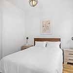 Sun-Filled Brownstone Apt In Prime Chelsea