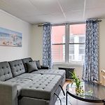 Easy Train Access! Quiet New York Commuter Apt
