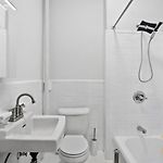 Sun-Filled Brownstone Apt In Prime Chelsea