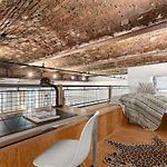 Sun-Filled Luxury Historic 2 Bedrooms Apto