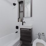 2 Bedroom Modern Unit In Central Manhattan