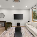 10-1 Stylish Townhouse Oasis In Greenpoint