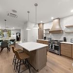 10-1 Stylish Townhouse Oasis In Greenpoint