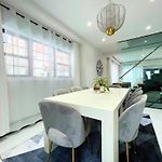 Great Location With Parking, 10 Min To Lga & Subway