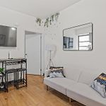 Chic Times Square 1-Bedroom Apartment - Hosts 4