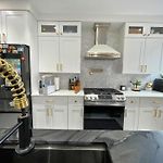 Great Location With Parking, 10 Min To Lga & Subway