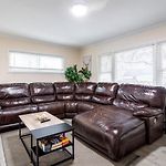 Entire 3Bdr Home W/Parking, Backyard, Firepit, Bbq