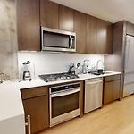Sleek Two Bedroom In Manhattan
