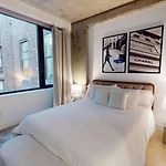 Sleek Two Bedroom In Manhattan