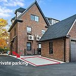 Great Location With Parking, 10 Min To Lga & Subway
