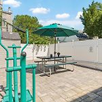Elegant 2 Bedroom Suite W Modern Amenities