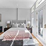 Luxe Studio W Juliet Balcony In Upper East