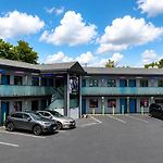 Hotel Opus Bronx Near Bay Plaza Mall