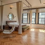 Sela V Hotel