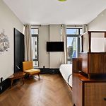 Freeman 301 By Rove Travel - Studio With Shared Amenities